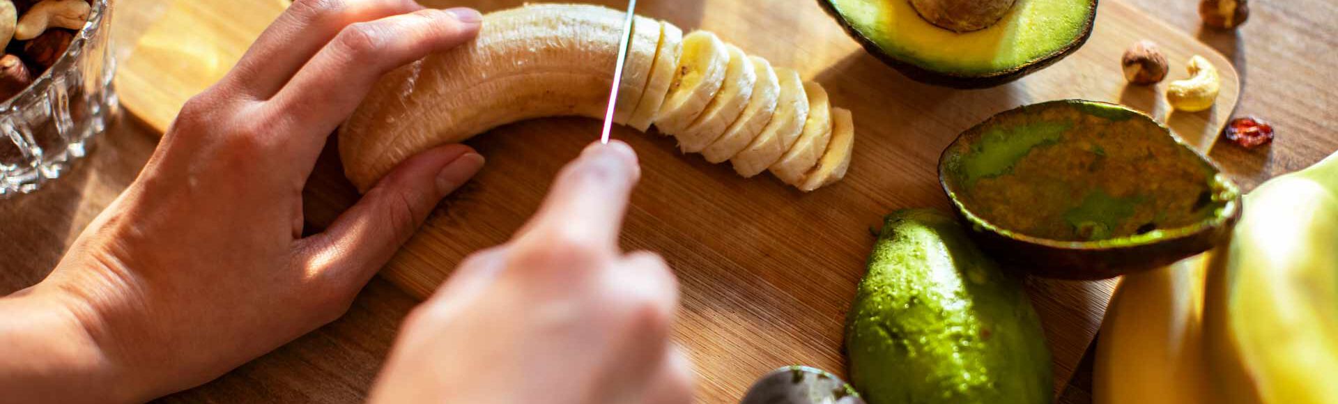 Banana sendo cortada