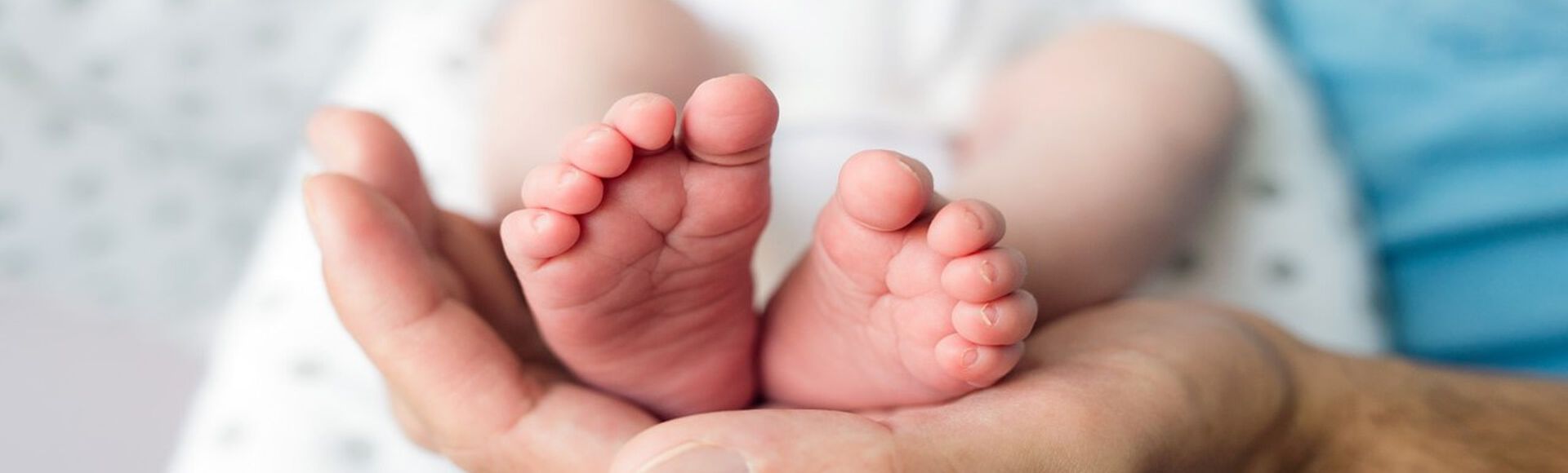 Bebê prestes a pronunciar as primeiras sílabas com babador sorrindo para as cameras