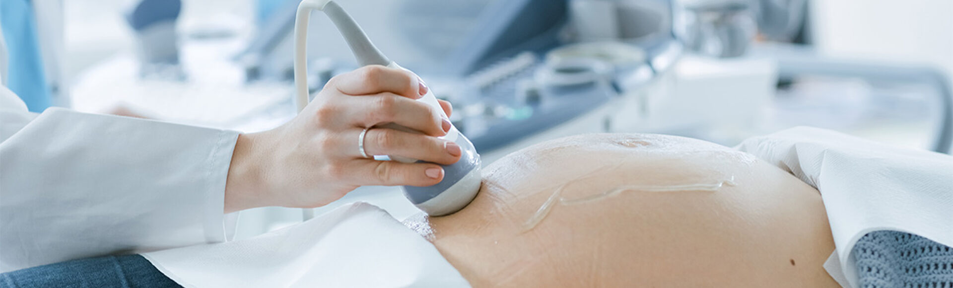 Médico realizando ultrassonografia em gestante