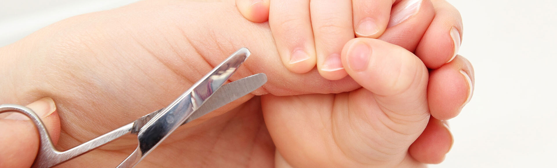 Cortar as unhas do bebê