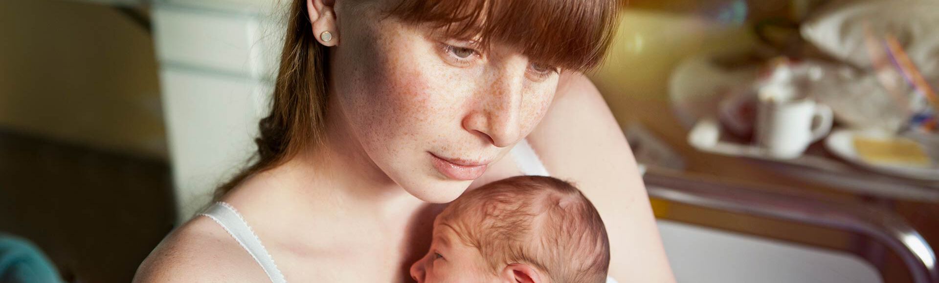 Mulher segurando bebê recém nascido