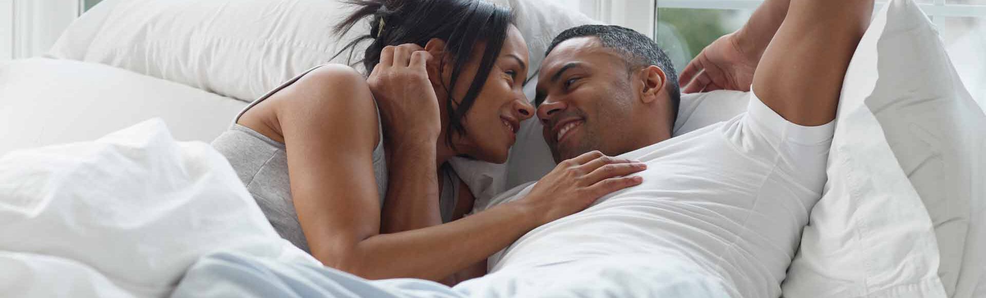 Casal deitado na cama