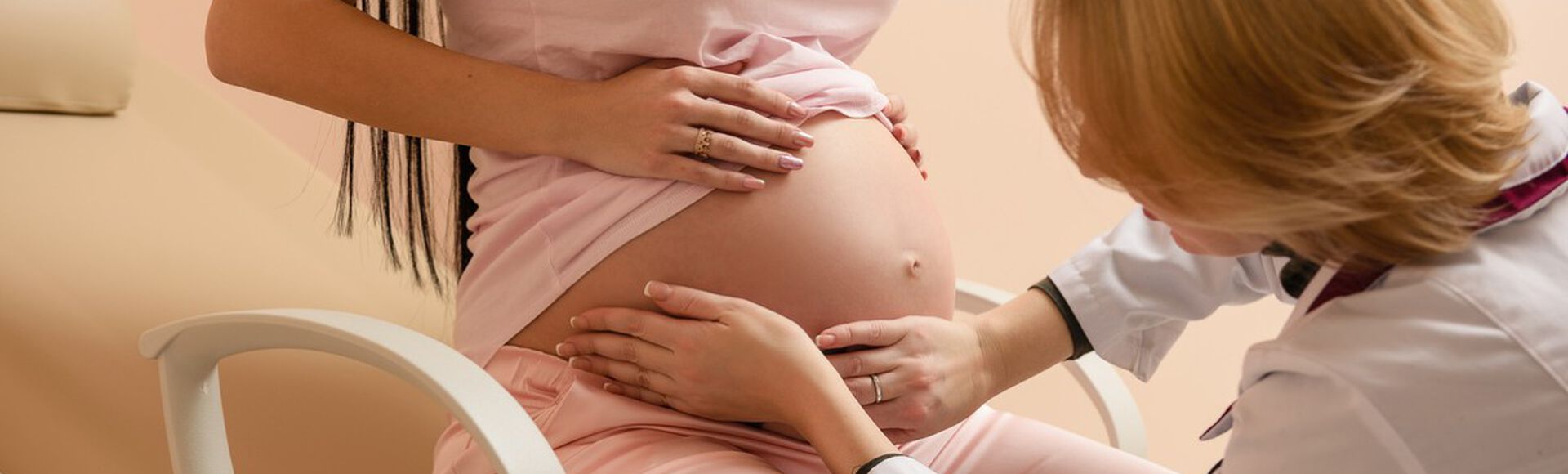 Gestante em consulta médica
