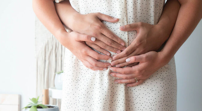 Gestante com as mãos na barriga