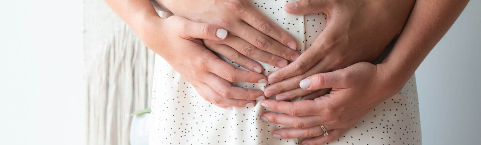 Gestante com as mãos na barriga