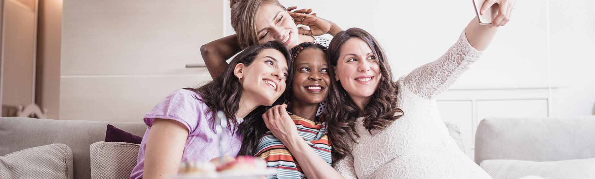 Mãe tirando foto com suas amigas