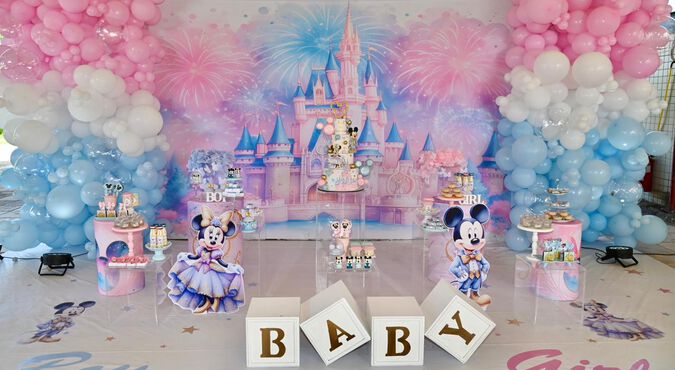 Decoração de chá revelação nas cores azul e rosa bebê e tema Disney