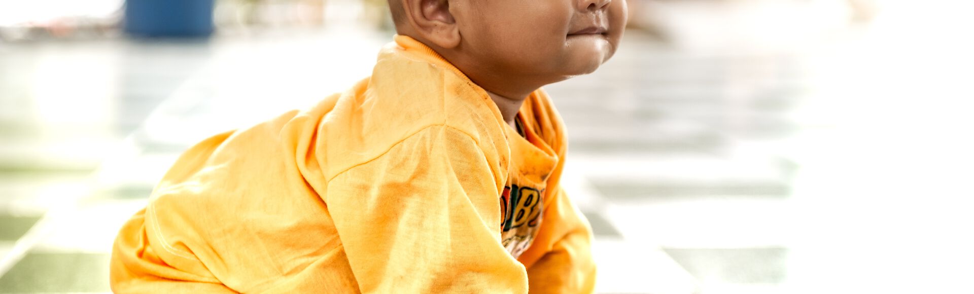 Bebê engatinhando em direção a mamãe