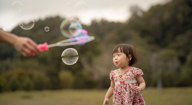 Criança brincando na natureza