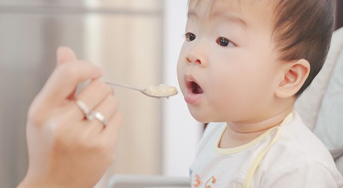 Bebê menina se prepara para saborear deliciosa e nutritiva salada de frutas