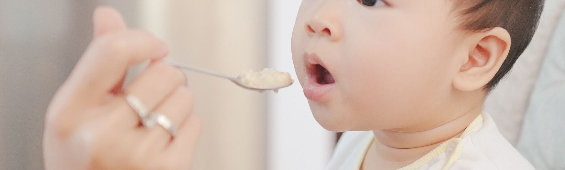 Bebê menina se prepara para saborear deliciosa e nutritiva salada de frutas