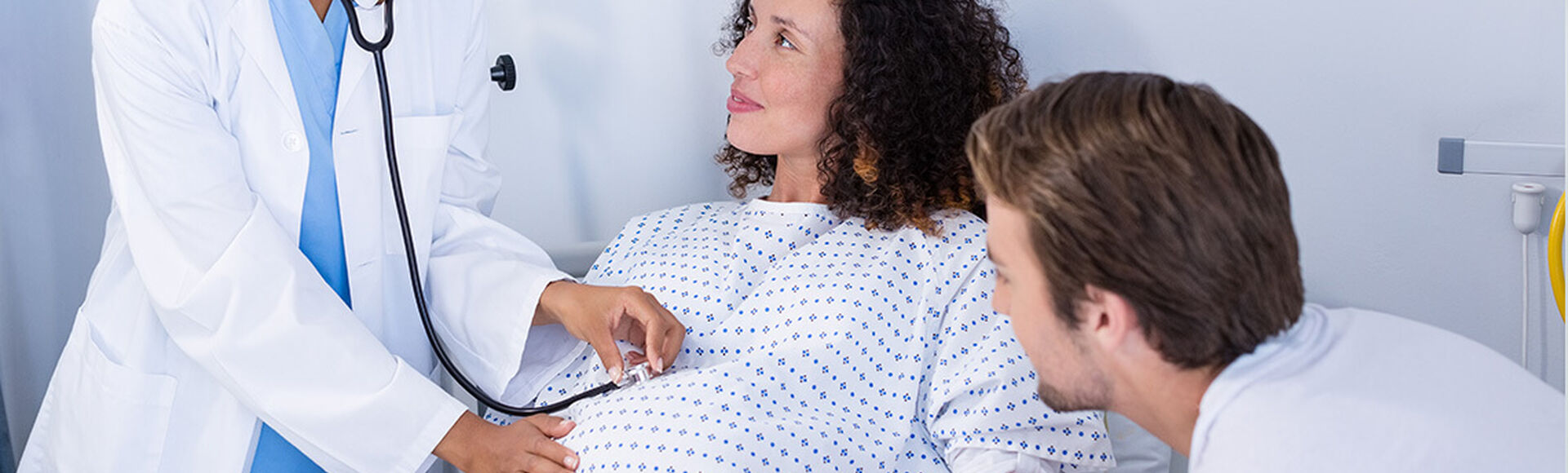 Gestante vestindo camisola diurante consulta médica