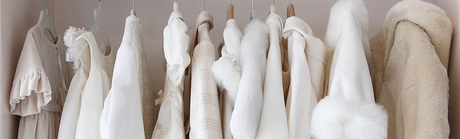 Roupas brancas penduradas em armário