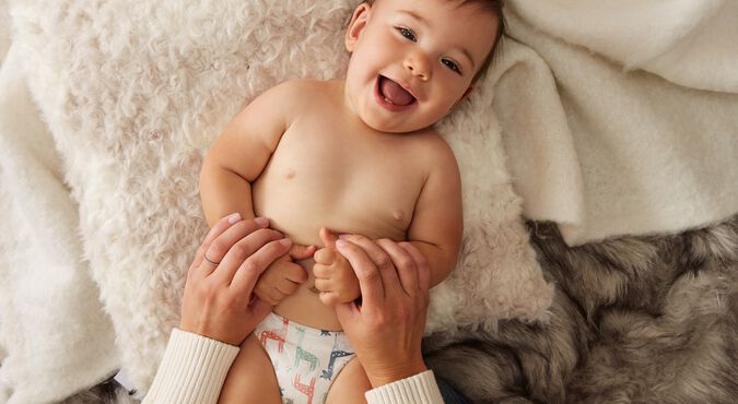 Mãe aplicando exercícios de estimulação precoce em seu bebê