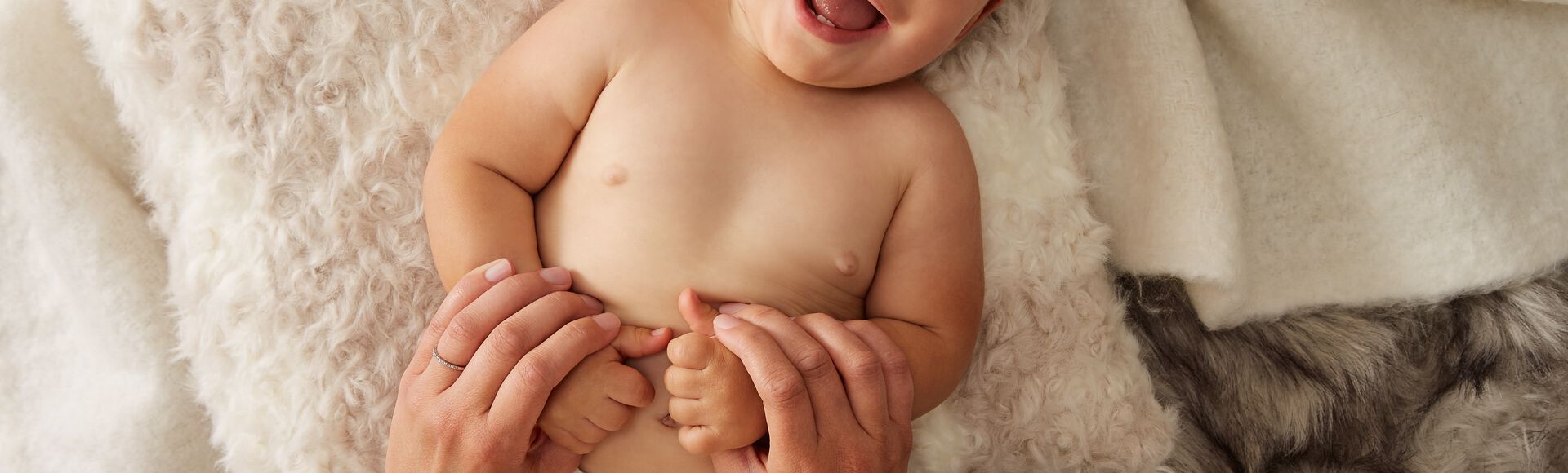 Mãe aplicando exercícios de estimulação precoce em seu bebê