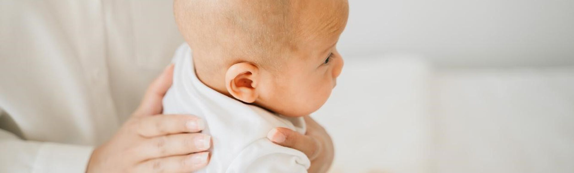 Bebê com soluço sendo amparado pela mãe