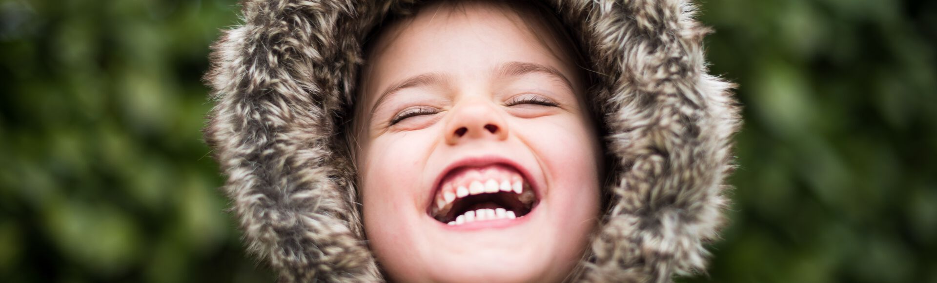 Bebê exibindo os incisivos centrais inferiores, da primeira dentição, vulgarmente denominada dentição de leite