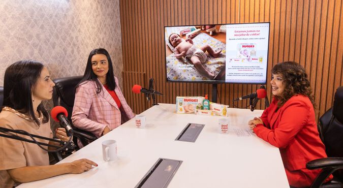 Foto da gravação do podcast Mais Abraços em que aparecem Dani Arrais, Meiriele Duarte dos Santos e Ramini Lima