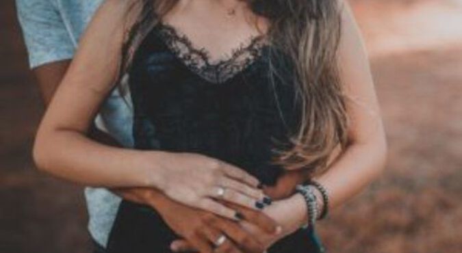 Casal segurando a barriga da gestante