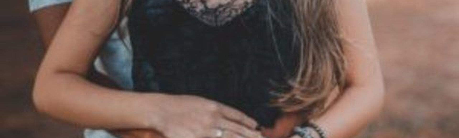 Casal segurando a barriga da gestante