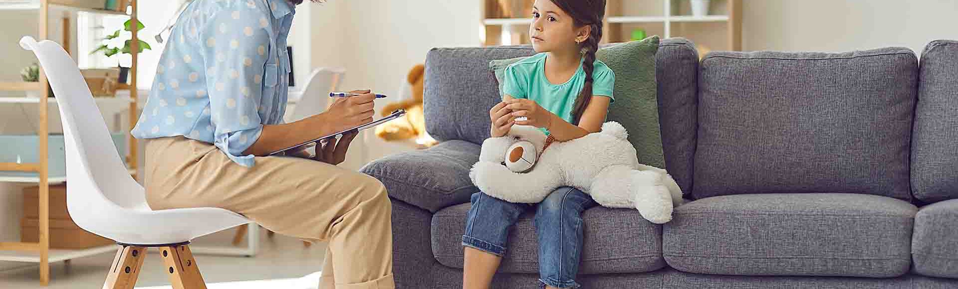 Psicóloga conversando com menina