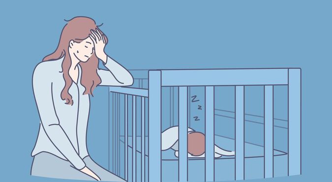 Ilustração de mãe com aspecto cansado zelando sono do filho bebê