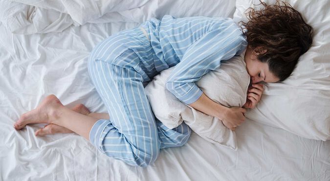 Mulher deitada na cama