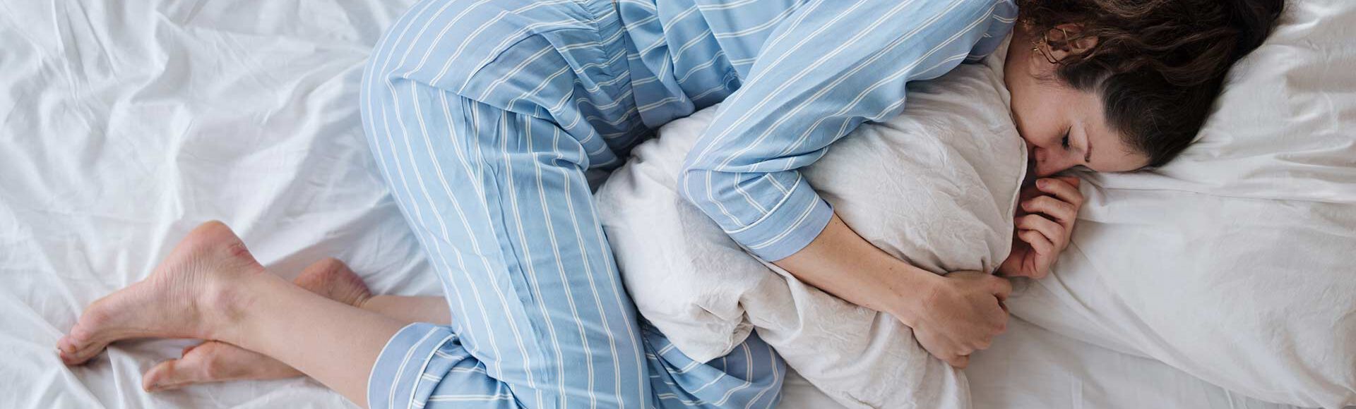 Mulher deitada na cama