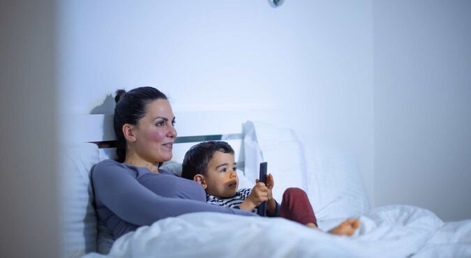 Mãe e filho assistindo televisão