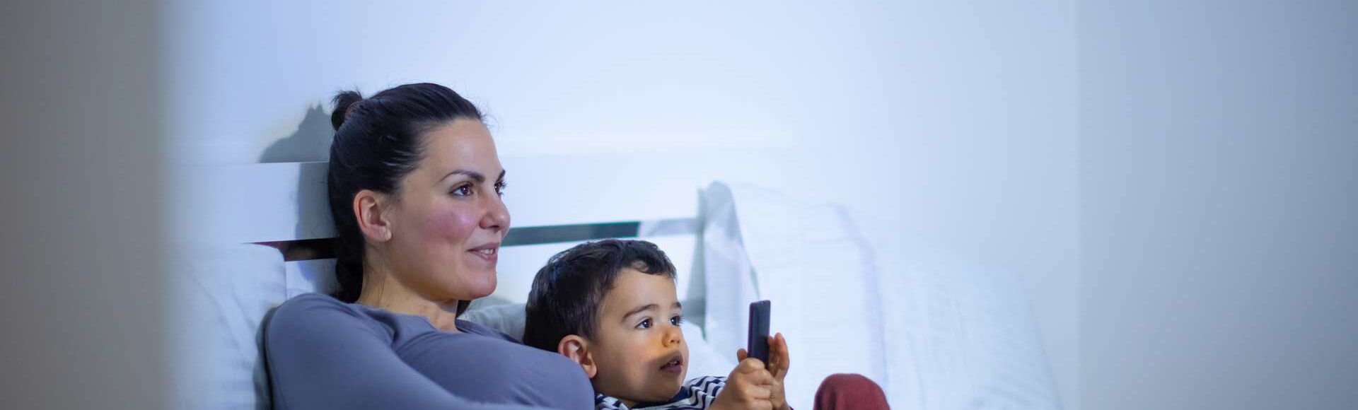 Mãe e filho assistindo televisão