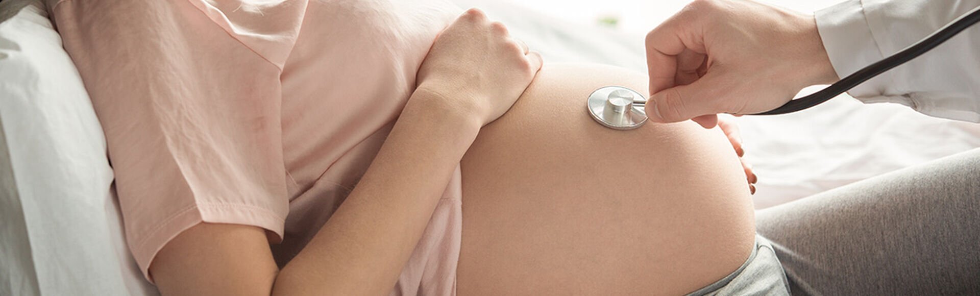 Falsos mitos sobre a gravidez gemelar | Seus Abraços Inspiram os Nossos - Huggies® Brasil Parto de gêmeos: deve ser natural ou por cesariana?