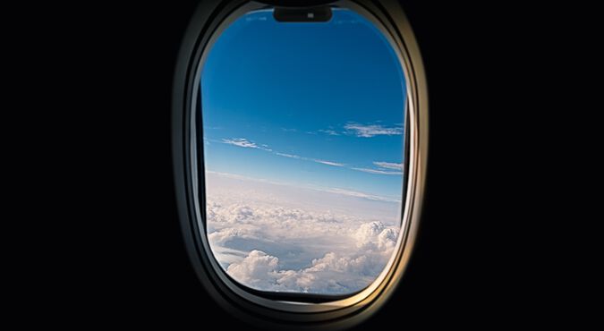Mãe viajando de avião com seu bebê no colo