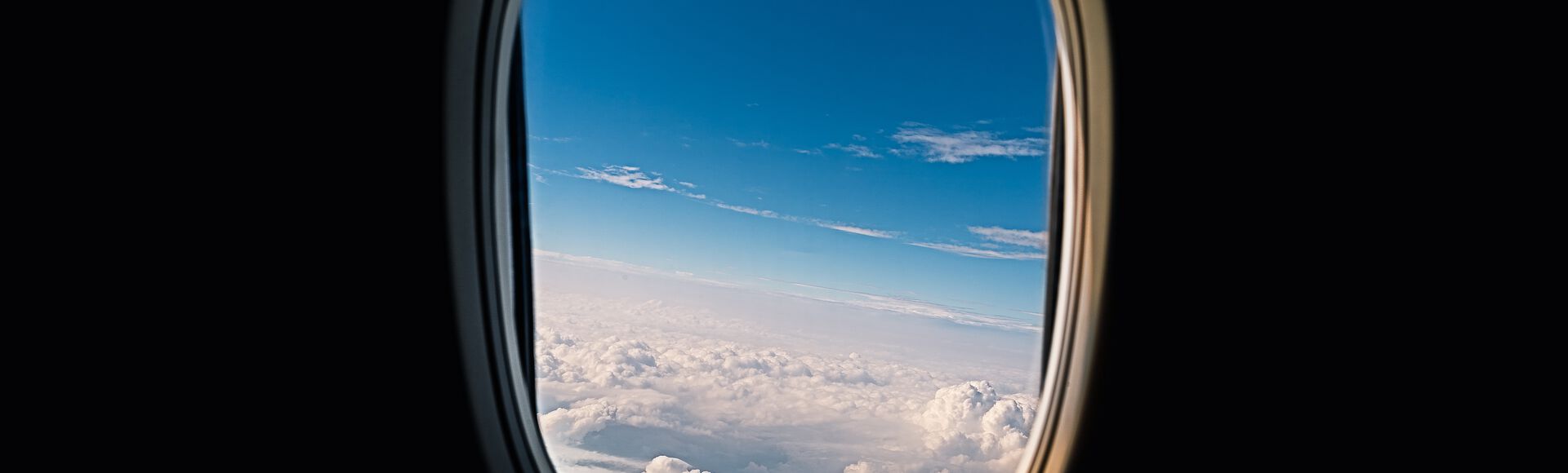 Mãe viajando de avião com seu bebê no colo