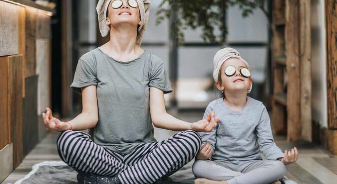 Mamãe com seu filho pequeno relaxando juntos no parque