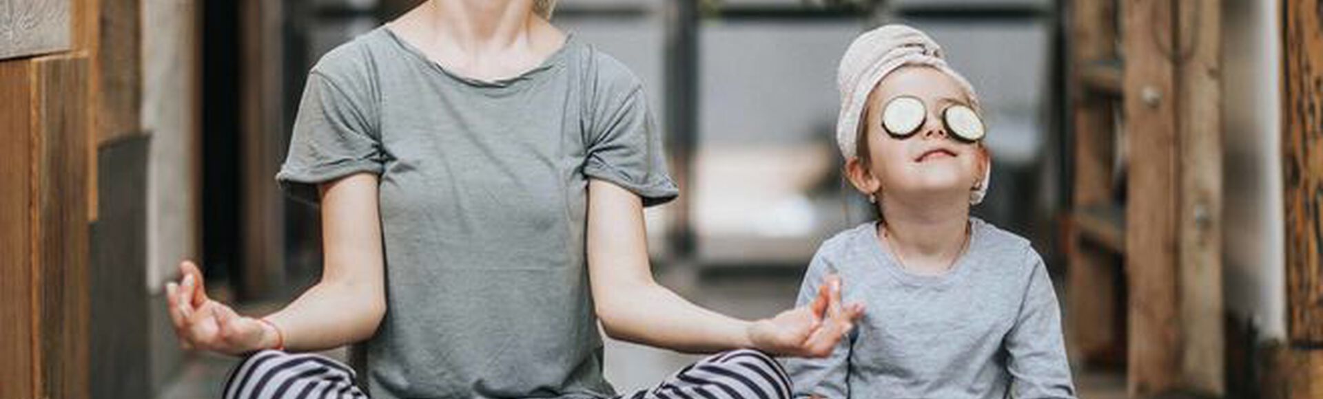 Mamãe com seu filho pequeno relaxando juntos no parque