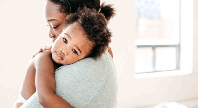 Mãe segurando filho no colo