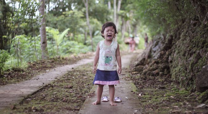 Criança chorando com lágrias nos olhos