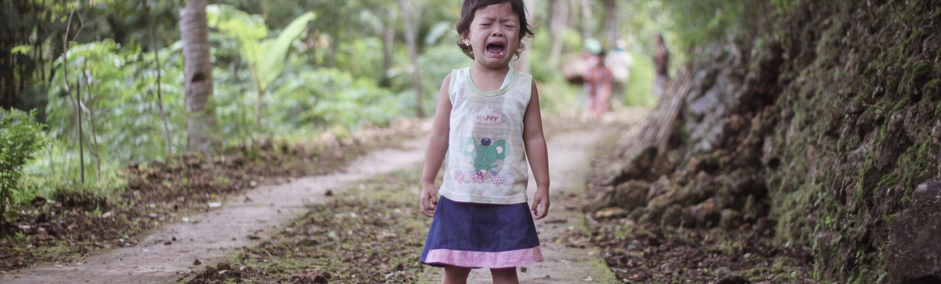 Criança chorando com lágrias nos olhos