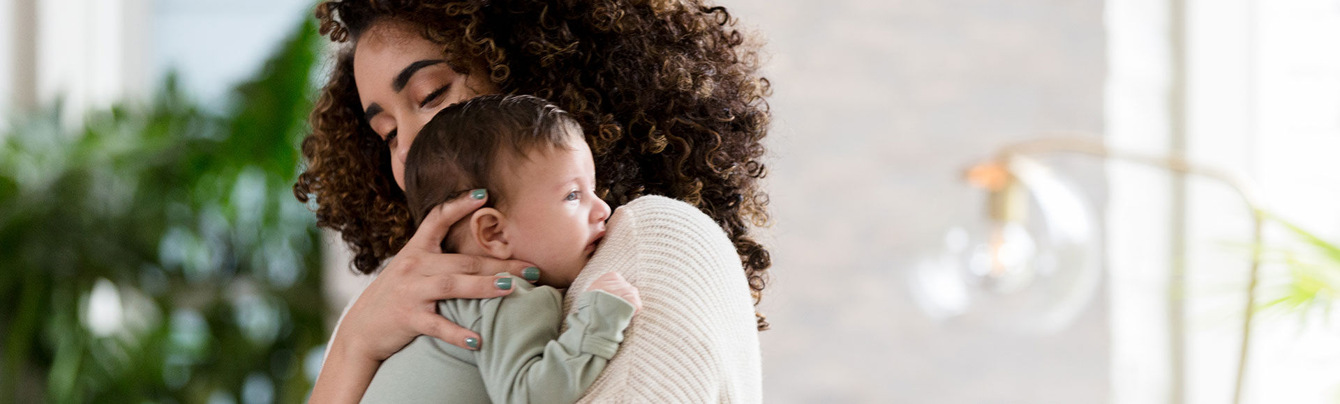 Bebê com cólica no colo da mãe