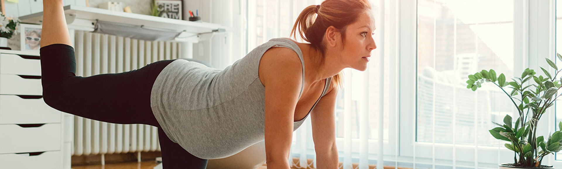 Gestante praticando exercícios em posição de quatro apoios