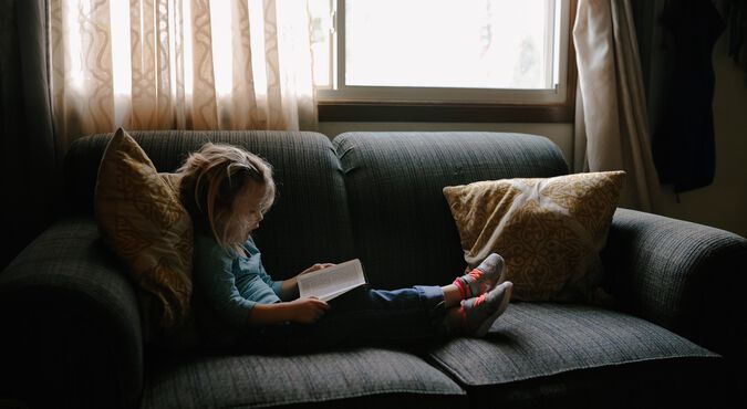 Criança lendo um livro