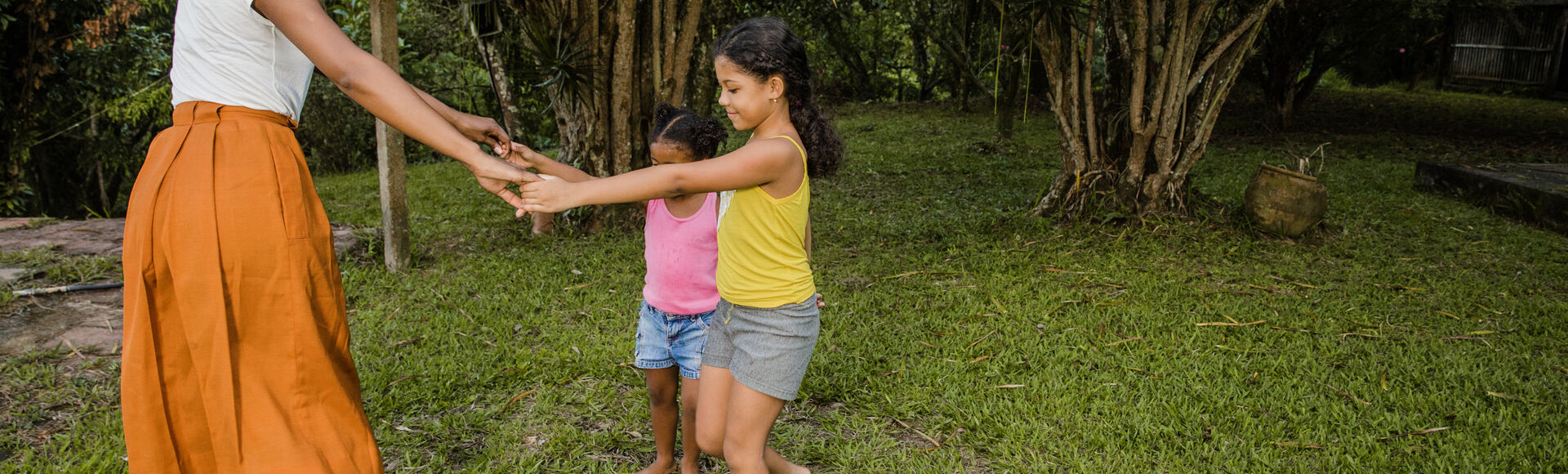 Três bailarinos infantis em posição de dança