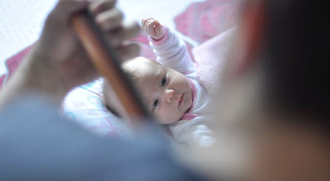 Bebê menino ouvindo música com fone de ouvido. É importante é que o seu filho aprecie a música desde que nasce