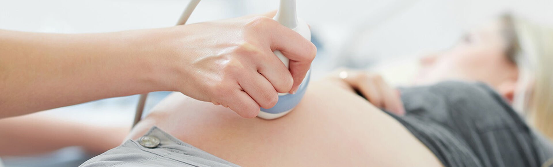 Entenda causas do excesso de líquido amniótico | Seus Abraços Inspiram Os Nossos | Huggies Brasil Mulher realizando ultrassom durante a gestação