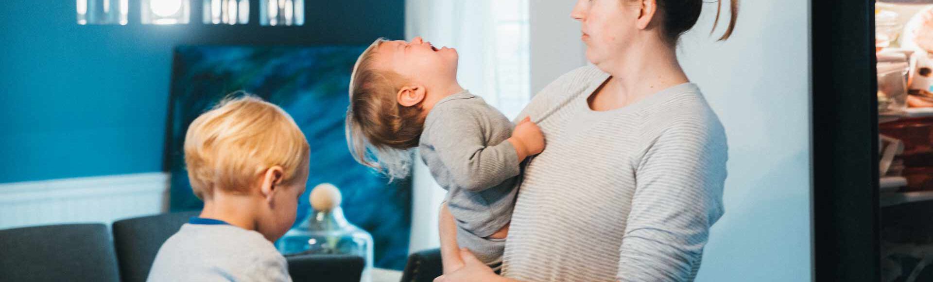 Mulher segurando filho fazendo pirraça