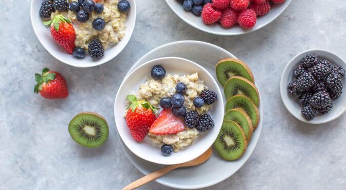 Mesa repleta de frutas, leite e cerais