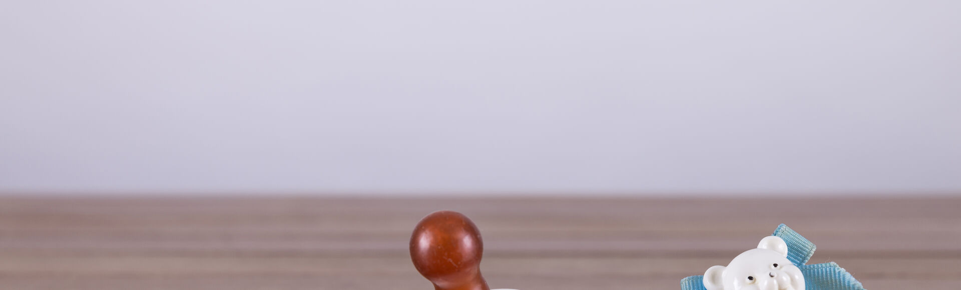 Bebê dormindo com sua chupeta
