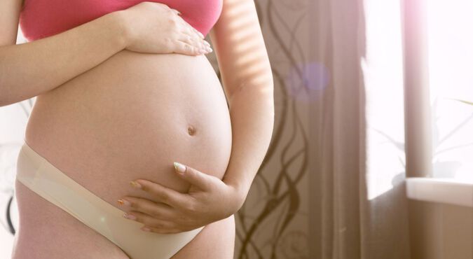 Gestante com as mãos sobre a barriga