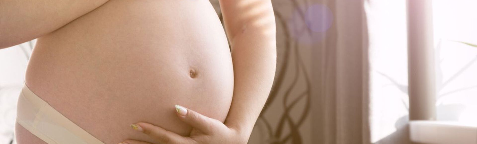 Gestante com as mãos sobre a barriga
