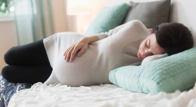 Como dormir melhor no fim da gravidez?
